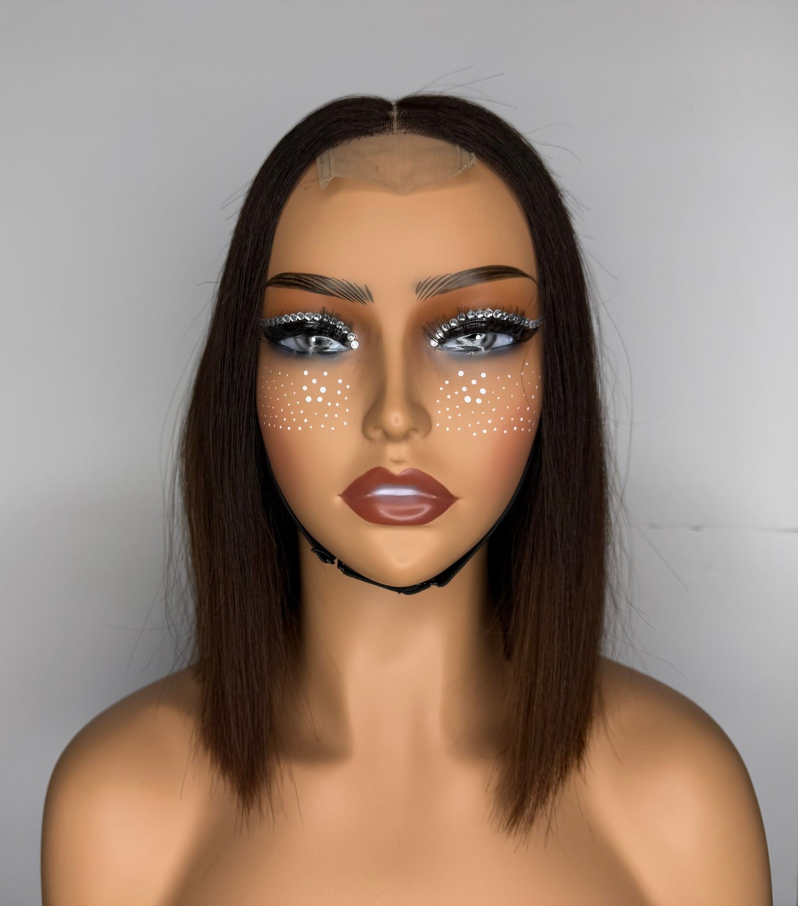 This 2×6 Transparent Lace 12-inch Straight Bob Wig in the shade TB/4‑5 delivers a sleek, modern look with a beautifully blended, natural color finish.