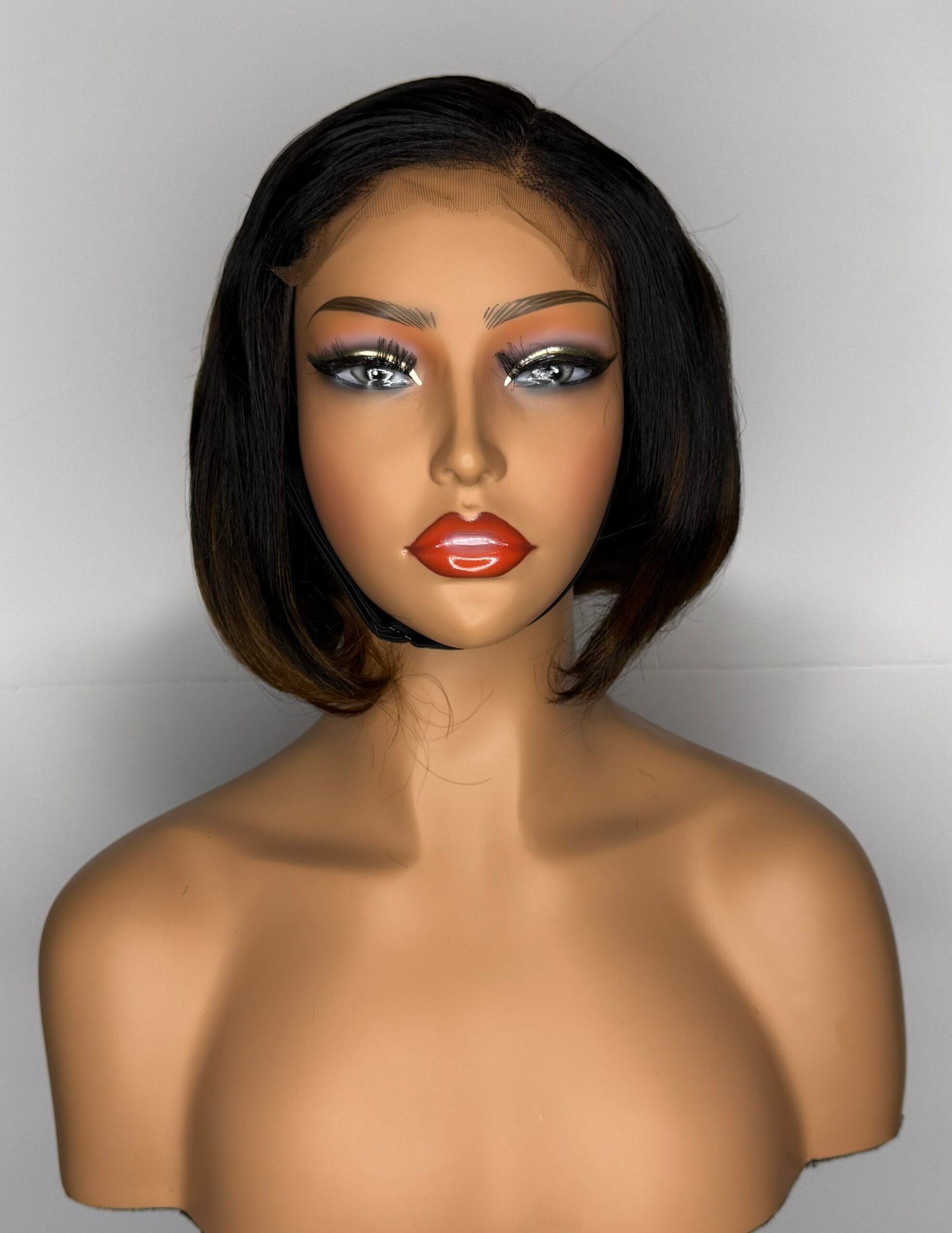 This 5×5 Glueless HD Lace 10-inch Straight Bob Wig in the shade T1B/4 delivers a sleek, modern look with a beautifully natural color blend.